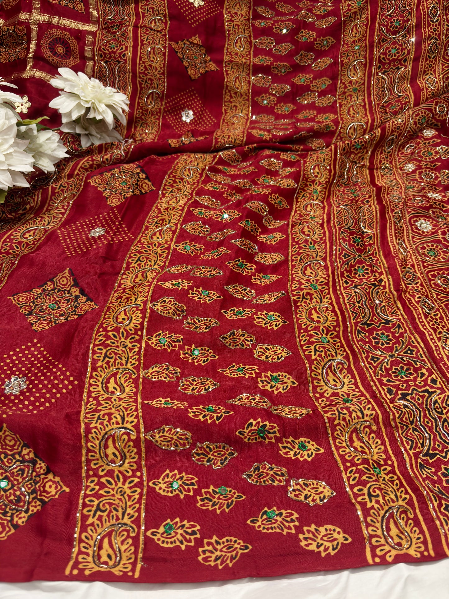 Elegant Red Saree with Traditional Motifs & Grand Border